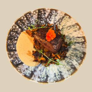 Filet de bœuf, galette de pommes de terre, girolles en persillade et crème de girolles au poivre vert
