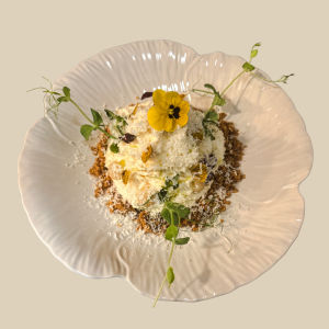 🌱Siphon de brie de Meaux, crumble de thym, poire pochée au vin blanc et muscade, compote poire/thym et huile de figue