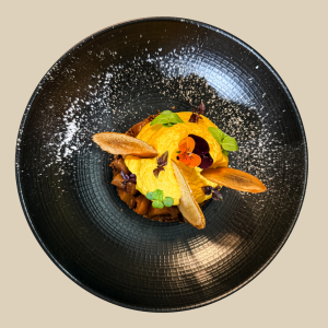 Gourmandise de pommes et potimarron, crumble noix de pécan, pommes poêlées à la cannelle et sirop d’érable, siphon potimarron, chips de pommes, quenelle de glace pommes