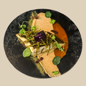 Pavé de turbot, mousseline de panais aux épices (cardamome, muscade), réduction de jus de carotte aux zestes d’orange, pickles de salicorne et poudre aromatique