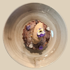 Moelleux châtaigne, crème anglaise au whisky Jack Daniels, quenelle de glace châtaigne et éclats de châtaignes caramélisées